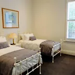 Camberwell\'S Lyrical Vintage Abode