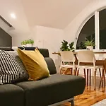 St Kilda - Have It All! Lake, Bay, City, Stadiums,Museums,Music,Culture!