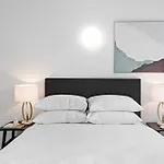 Gorgeous 1-Bed Apartment Near Melbourne Uni