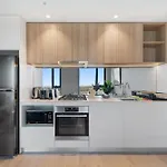 Sophisticated 2-Bed With Bay Views & Amenities