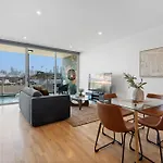 Modern 1-Bed City Skyline Views & Close To Shops