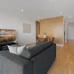 Modern 1-Bed City Skyline Views & Close To Shops
