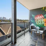 Modern 1-Bed City Skyline Views & Close To Shops