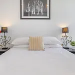 2-Bed Unit With Balcony Near Southbank Restaurants