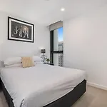 2-Bed Unit With Balcony Near Southbank Restaurants