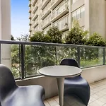 Quay West Apartment In Southbank With Pool And Gym