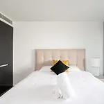 Luxury Melbourne 4 Bed Apt - Pool And Parking