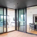 Luxury Melbourne 4 Bed Apt - Pool And Parking