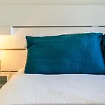 Madecomfy Spacious Cbd Apartment In Prime Location