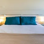 Madecomfy Spacious Cbd Apartment In Prime Location