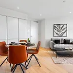 Elegant 2-Bed Apartment With Expansive City Views