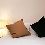 Stylish Apartment In Cbd - Pool, Spa & Sauna