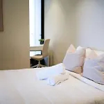 South Yarra Boutique Apartment - Spa & Parking