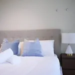 South Yarra Boutique Apartment - Spa & Parking