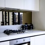 South Yarra Boutique Apartment - Spa & Parking