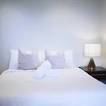 South Yarra Boutique Apartment - Spa & Parking