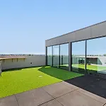 Elegant 1-Bed By Shops With Rooftop Swimming Pool