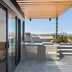 Elegant 1-Bed By Shops With Rooftop Swimming Pool