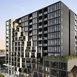 Elegant 1-Bed By Shops With Rooftop Swimming Pool