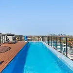 Elegant 1-Bed By Shops With Rooftop Swimming Pool