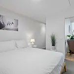 Sleek 1-Bed Apartment Near Alfred Park