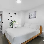Sleek 1-Bed Apartment Near Alfred Park