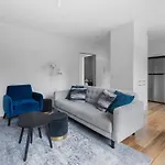 Newly Renovated South Yarra 2Br Apt With Parking