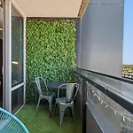 Chic 1-Bed With Balcony Views And Amenities