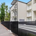 Sublime 1-Bed Apartment By Royal Park