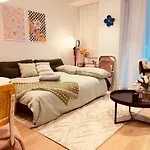 Collins Paris End Suite- 2 Bedrooms With Balcony