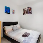 Cosy 2-Bedroom Retreat With City View Near Qvm
