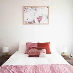 Elegant And Well-Appointed Condo Near Attractions In The Cbd