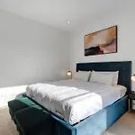 Deluxe 2-Bed Toorak Apartment With Alfresco Dining