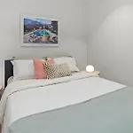 Modern 1 Bed Melb Apt W/ Balcony, Coffee And Views