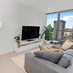Modern 1 Bed Melb Apt W/ Balcony, Coffee And Views