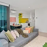 Modern 1 Bed Melb Apt W/ Balcony, Coffee And Views