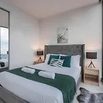 High Rise View 2Br Apt Southbank
