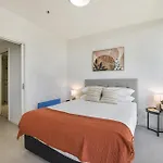 Spacious 1-Bed Unit In Heart With Gym And Pool