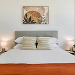 Spacious 1-Bed Unit In Heart With Gym And Pool