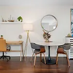 Contemporary 1-Bed Unit Near Chapel St