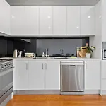 Modern 2-Bed Home In Brunswick With Courtyard