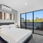 Modern 2-Bed Home In Brunswick With Courtyard