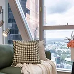 Earthy Retreat In Melb\'S Shopping Hub With Views