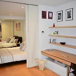 Spacious 1 Bedroom Apartment In The Heart Of Melbourne\'S Cbd