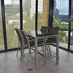 Spacious 1 Bedroom Apartment In The Heart Of Melbourne\'S Cbd