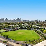 Modern 1-Bed & City Views, Steps From Racecourse