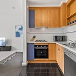 Cosy 1-Bed Balcony Unit In Quiet Street By Shops
