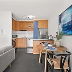 Cosy 1-Bed Balcony Unit In Quiet Street By Shops