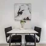 West Side Boutique 1Br Near Shopping Precinct!