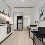 West Side Boutique 1Br Near Shopping Precinct!